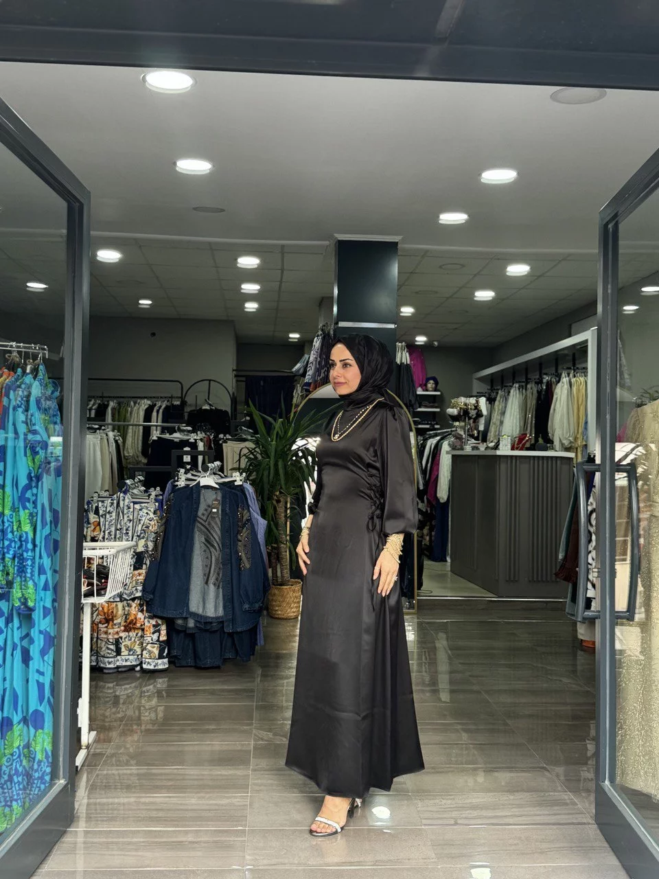 Siyah Saten Yandan Bagcıklı Abiye - Görsel 4