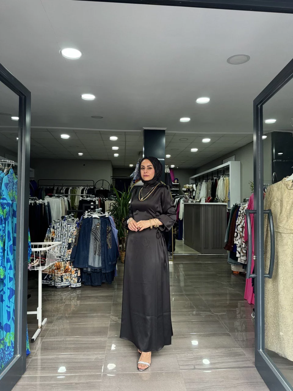 Siyah Saten Yandan Bagcıklı Abiye - Görsel 3