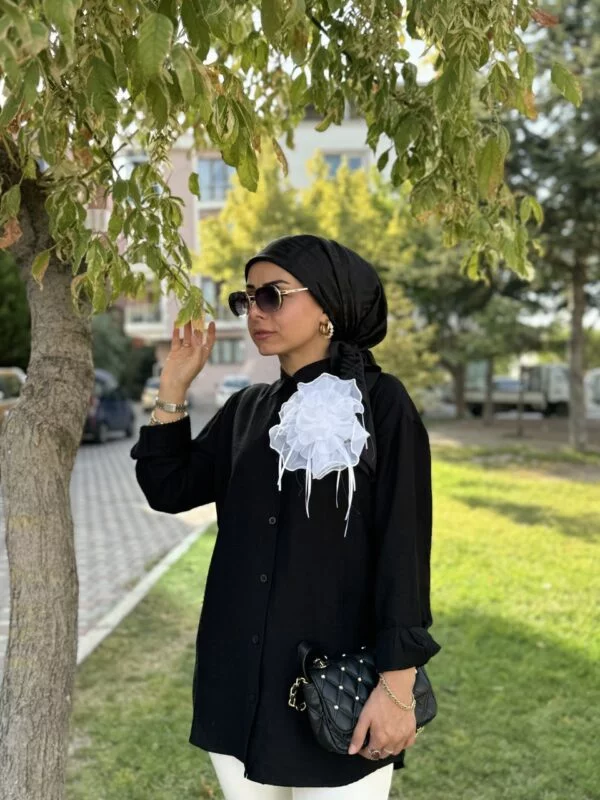 Siyah Gül Detaylı Rahat Gömlek - Görsel 2
